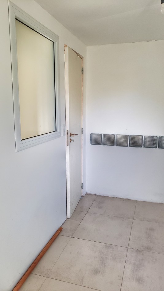 EN VENTA. CASA EN BARRIO ACANTILADOS. 3 DORMITORIOS. EXCELENTE ESTADO