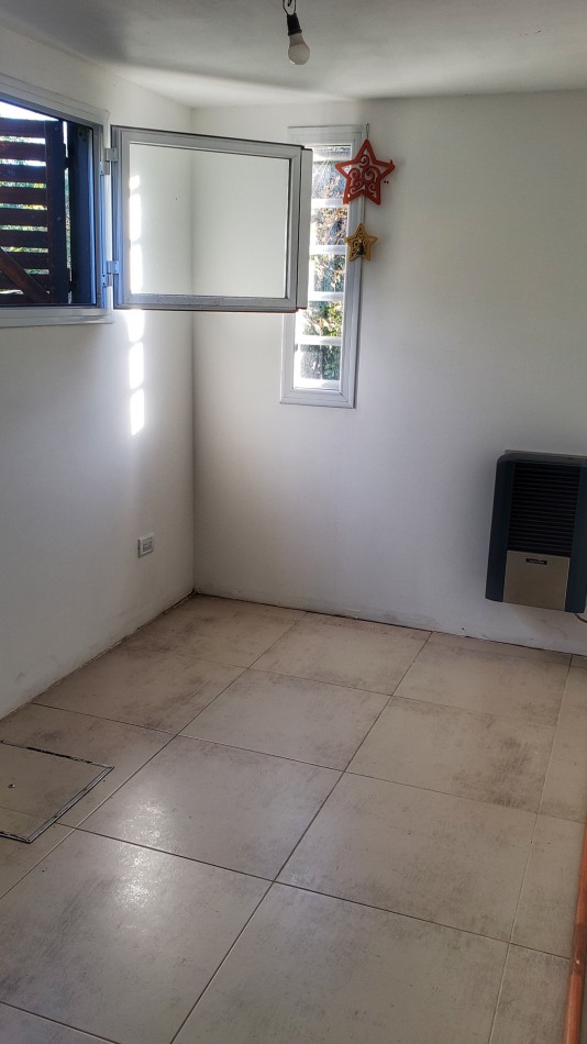 EN VENTA. CASA EN BARRIO ACANTILADOS. 3 DORMITORIOS. EXCELENTE ESTADO