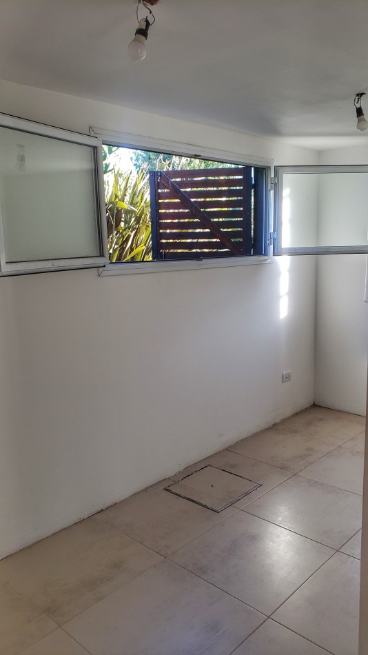 EN VENTA. CASA EN BARRIO ACANTILADOS. 3 DORMITORIOS. EXCELENTE ESTADO