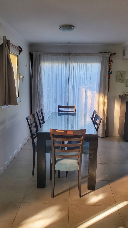 EN VENTA. CASA EN BARRIO ACANTILADOS. 3 DORMITORIOS. EXCELENTE ESTADO