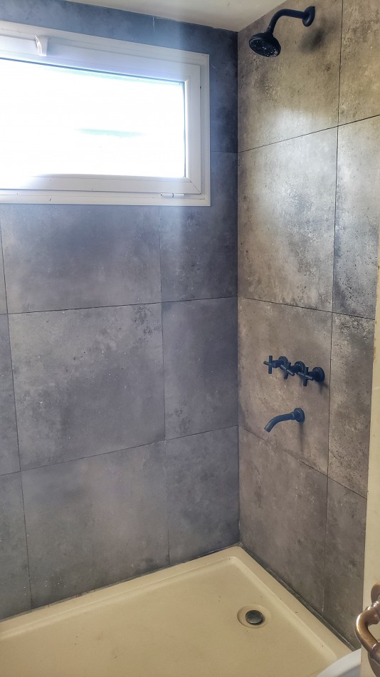 EN VENTA. CASA EN BARRIO ACANTILADOS. 3 DORMITORIOS. EXCELENTE ESTADO
