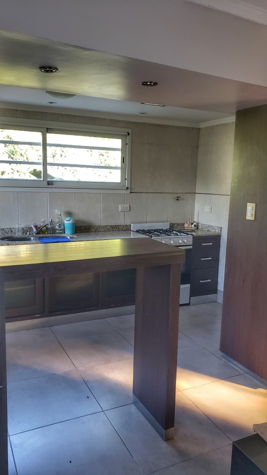 EN VENTA. CASA EN BARRIO ACANTILADOS. 3 DORMITORIOS. EXCELENTE ESTADO