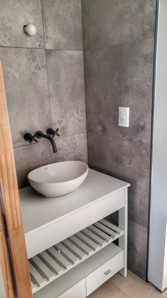 EN VENTA. CASA EN BARRIO ACANTILADOS. 3 DORMITORIOS. EXCELENTE ESTADO