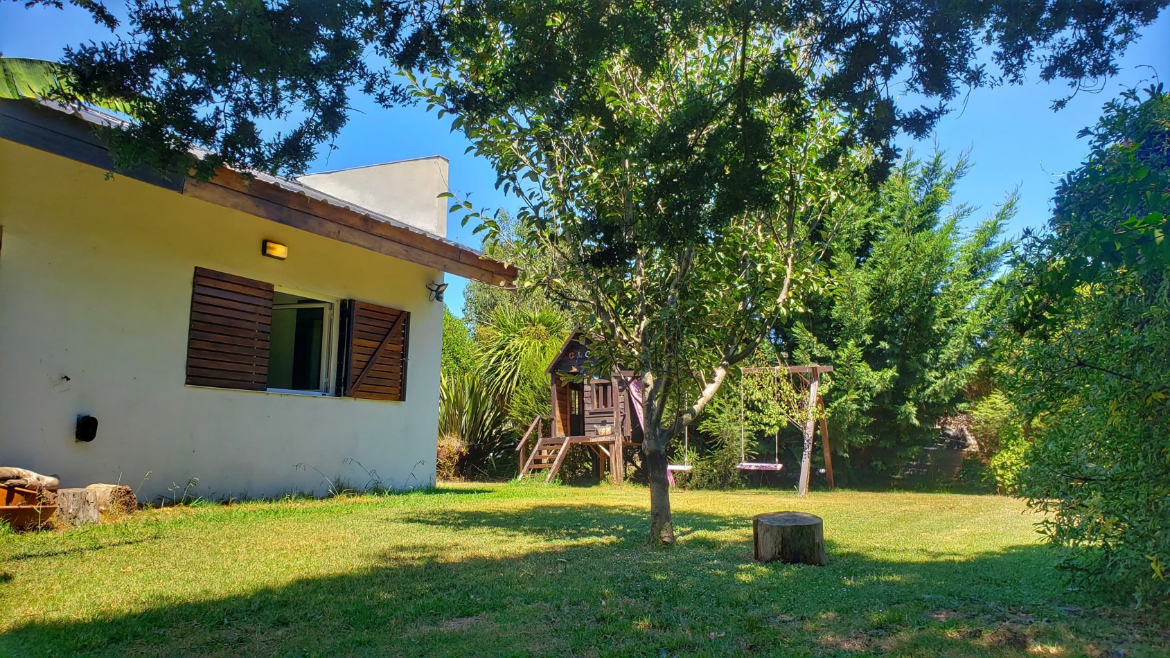 EN VENTA. CASA EN BARRIO ACANTILADOS. 3 DORMITORIOS. EXCELENTE ESTADO