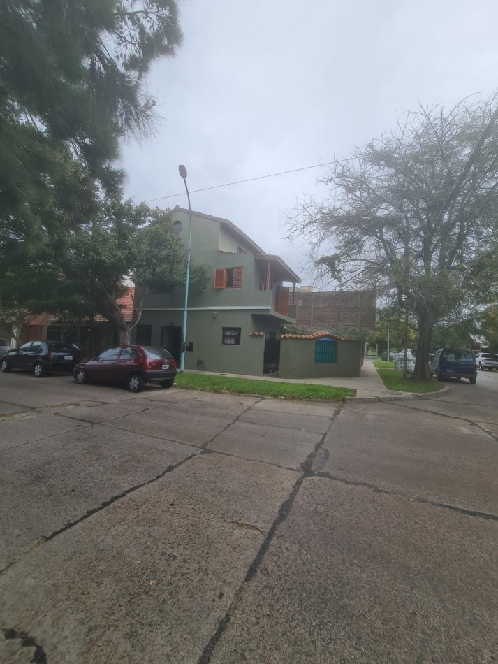 EN VENTA, PROPIEDAD EN BLOCK. BARRIO NUEVA POMPEYA. CHALET 4 AMBIENTES MAS LOCAL MAS DEPARTAMENTO