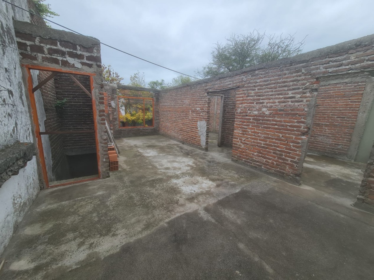 EN VENTA, PROPIEDAD EN BLOCK. BARRIO NUEVA POMPEYA. CHALET 4 AMBIENTES MAS LOCAL MAS DEPARTAMENTO