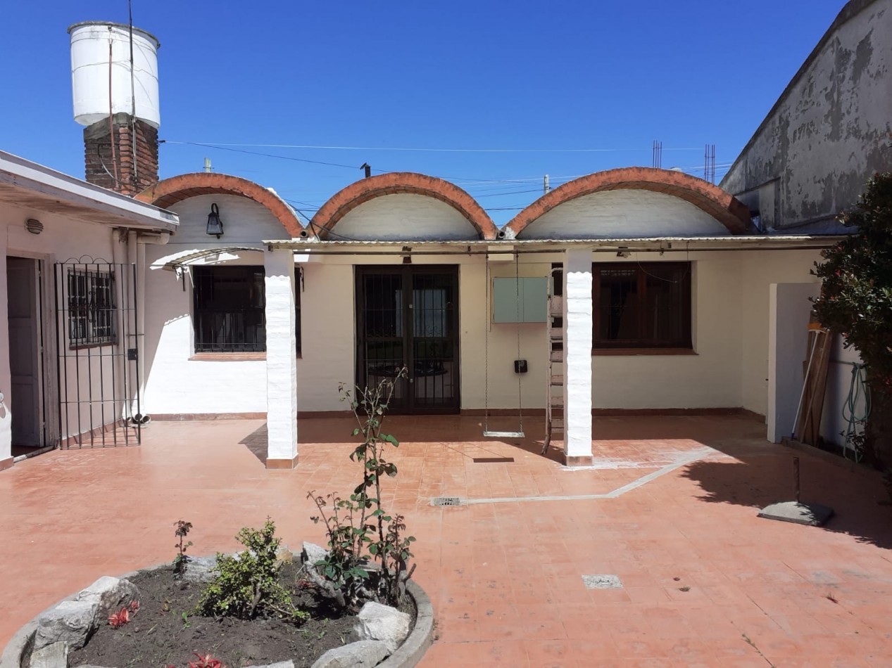 EN VENTA. CASA ESTILO MEDITERRANEO. ZONA FORTUNATO DE LA PLAZA Y DOLORES