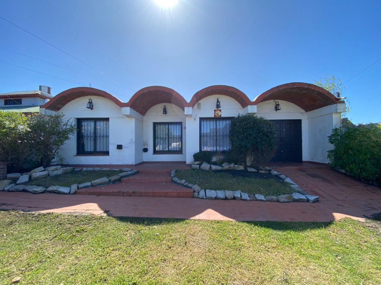 EN VENTA. CASA ESTILO MEDITERRANEO. ZONA FORTUNATO DE LA PLAZA Y DOLORES