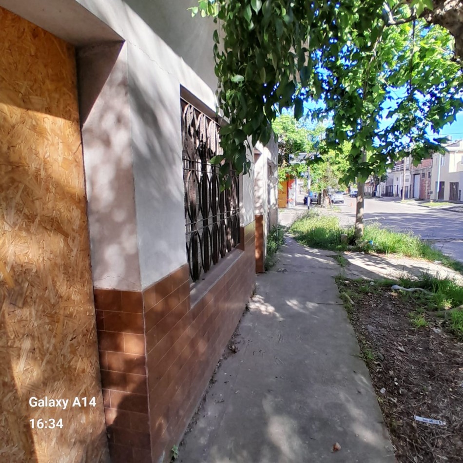 CASA DE 3 AMBIENTES CON TERRENO A RECICLAR SOBRE BROWN Y PERU