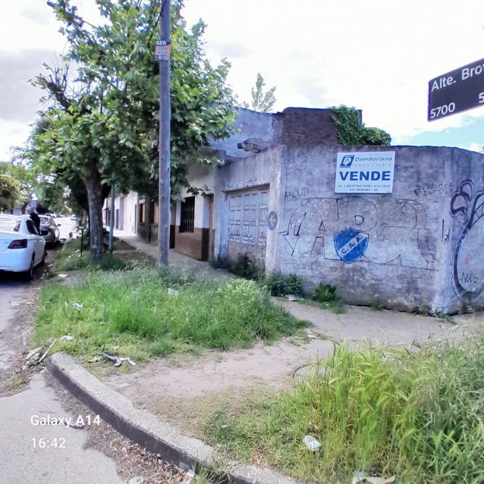 CASA DE 3 AMBIENTES CON TERRENO A RECICLAR SOBRE BROWN Y PERU