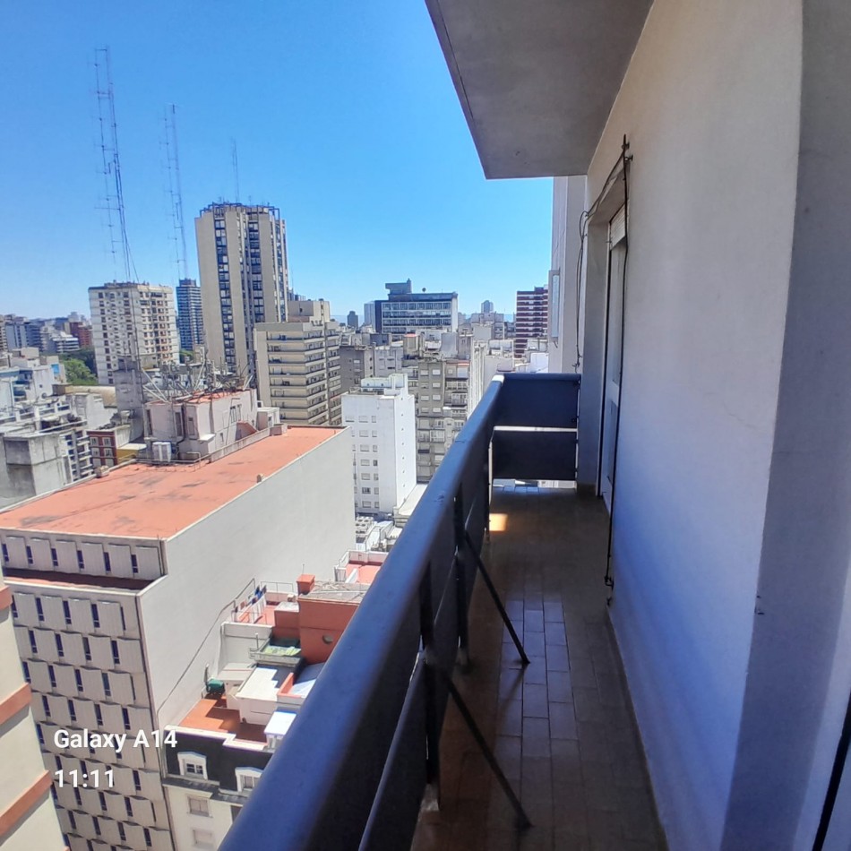 EN VENTA. DEPARTAMENTO DOS AMBIENTES CON BALCON Y COCHERA. ZONA SANTIAGO DEL ESTERO 1900