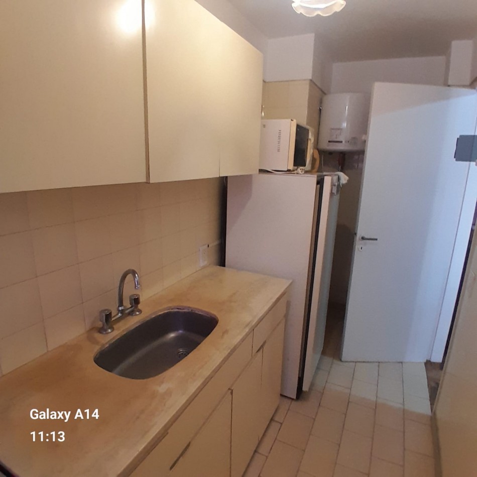 EN VENTA. DEPARTAMENTO DOS AMBIENTES CON BALCON Y COCHERA. ZONA SANTIAGO DEL ESTERO 1900