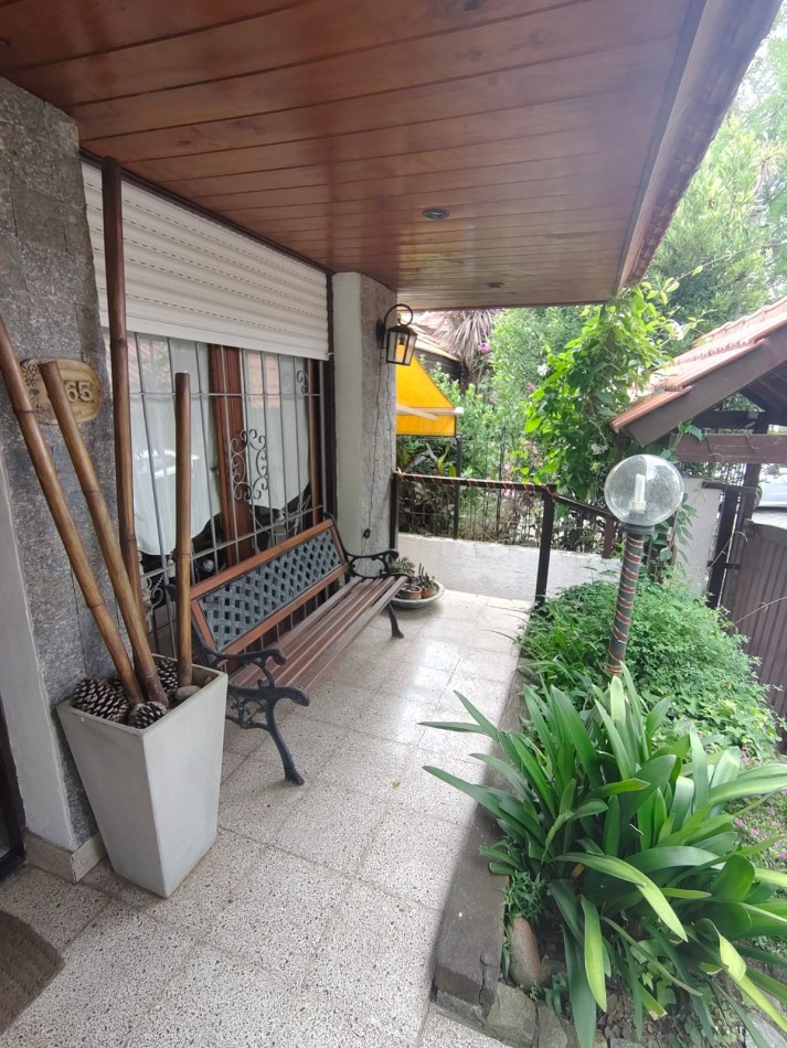 EXCELENTE CHALET 5 AMBIENTES. PARQUE LURO