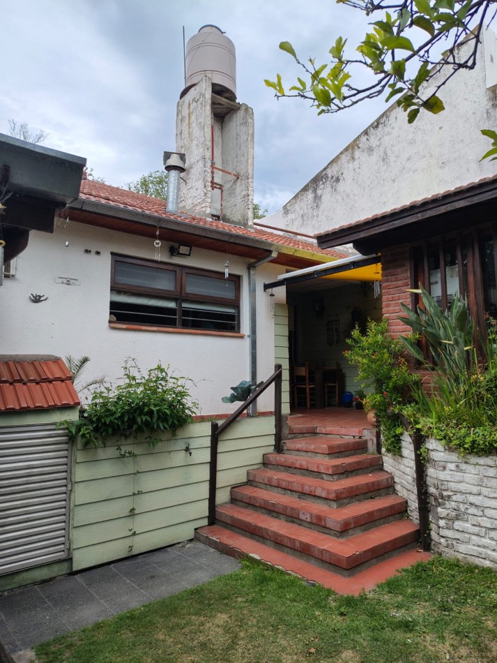 EXCELENTE CHALET 5 AMBIENTES. PARQUE LURO