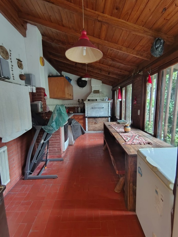 EXCELENTE CHALET 5 AMBIENTES. PARQUE LURO