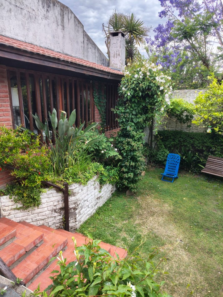 EXCELENTE CHALET 5 AMBIENTES. PARQUE LURO