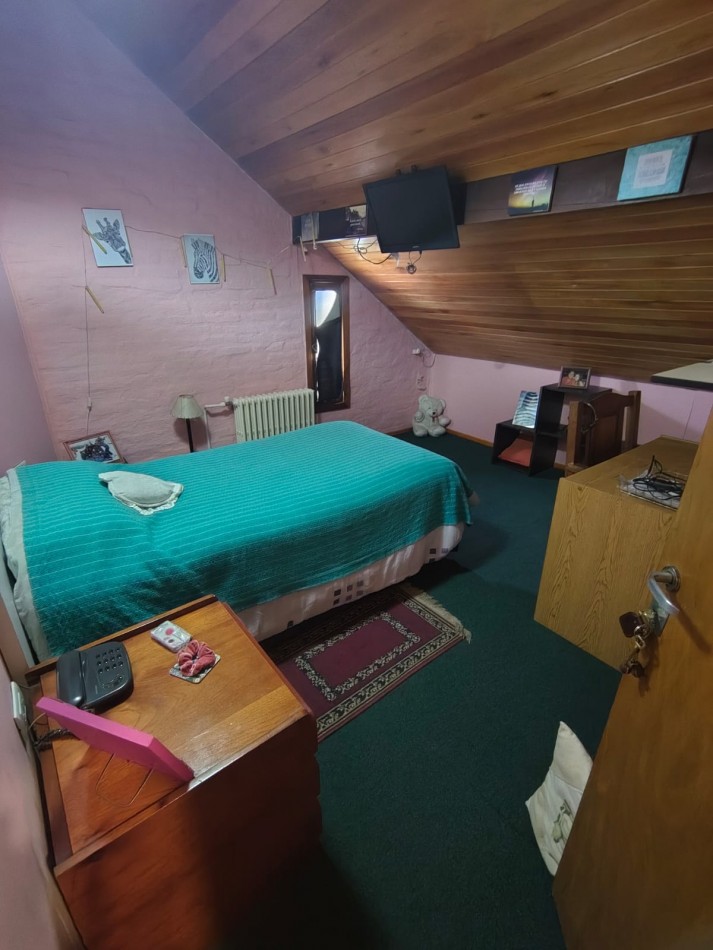 EXCELENTE CHALET 5 AMBIENTES. PARQUE LURO