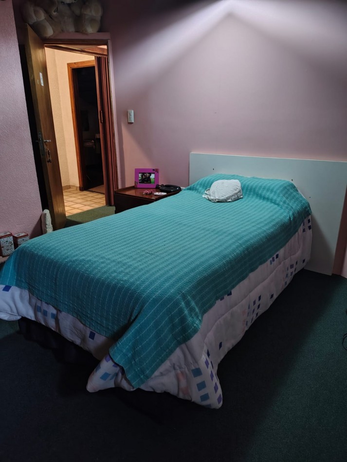 EXCELENTE CHALET 5 AMBIENTES. PARQUE LURO