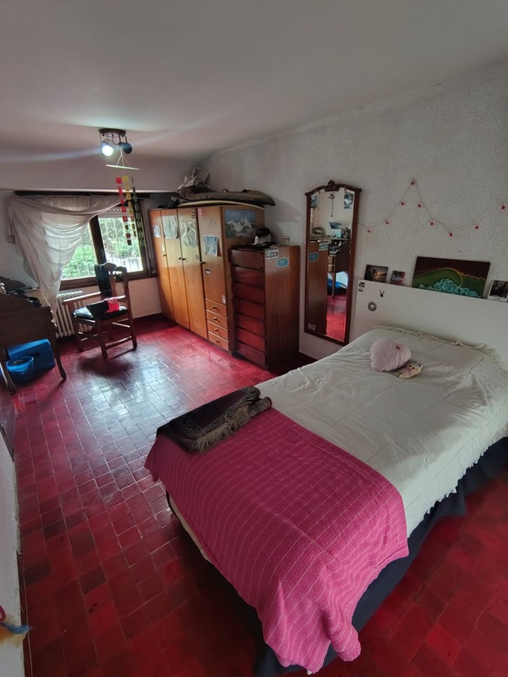 EXCELENTE CHALET 5 AMBIENTES. PARQUE LURO