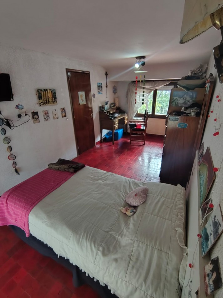 EXCELENTE CHALET 5 AMBIENTES. PARQUE LURO