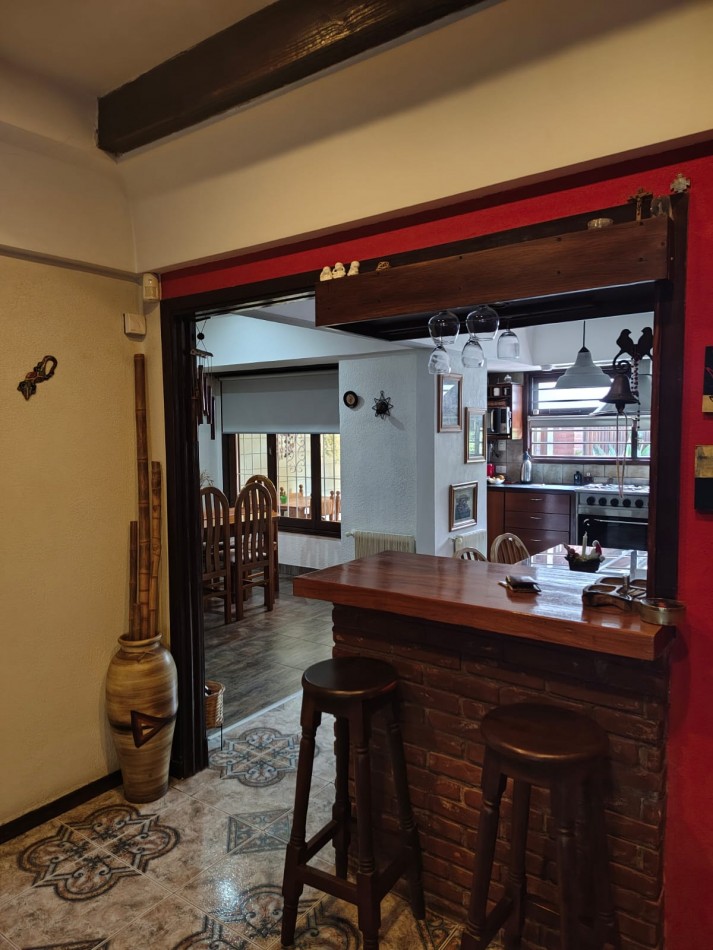 EXCELENTE CHALET 5 AMBIENTES. PARQUE LURO