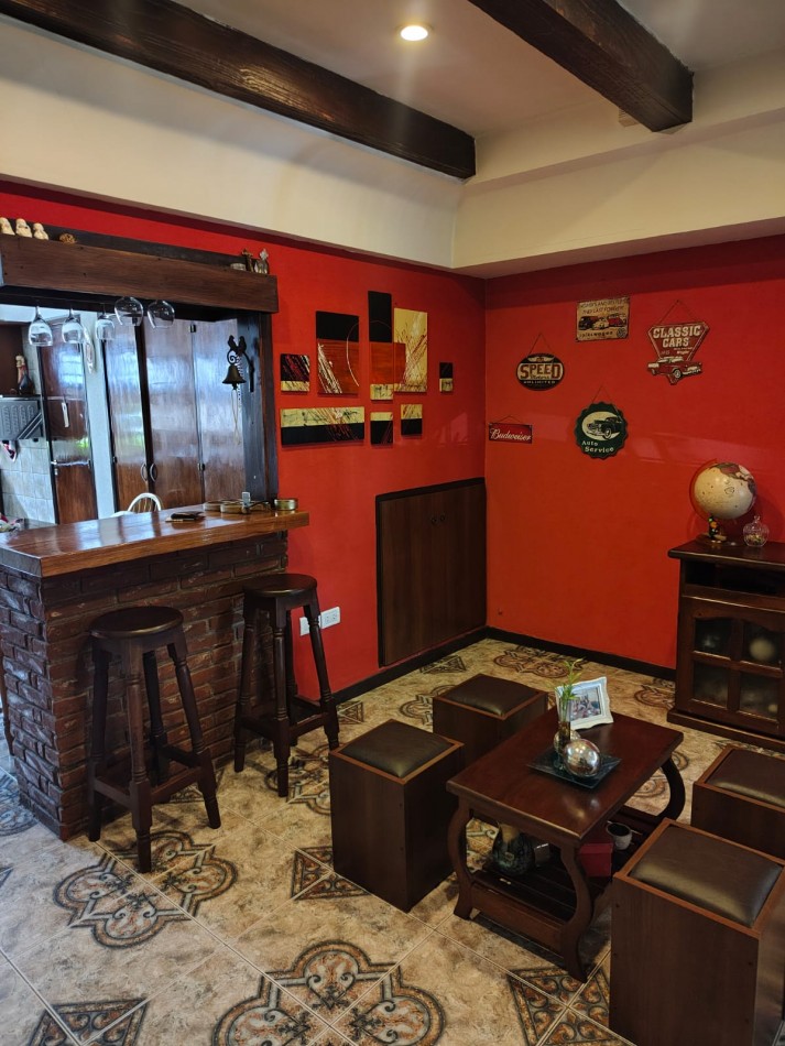 EXCELENTE CHALET 5 AMBIENTES. PARQUE LURO