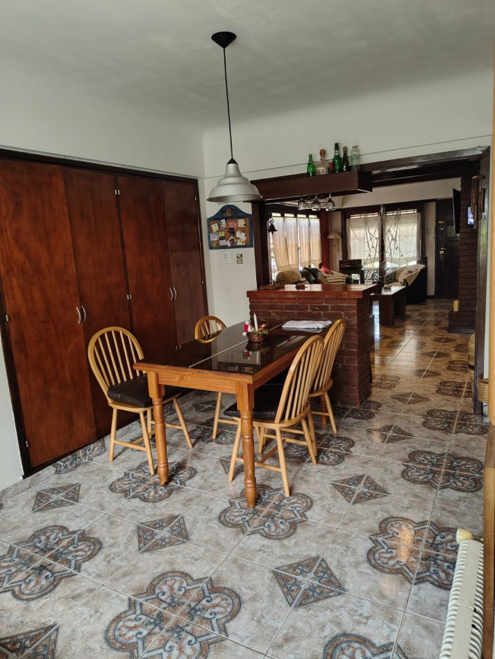 EXCELENTE CHALET 5 AMBIENTES. PARQUE LURO