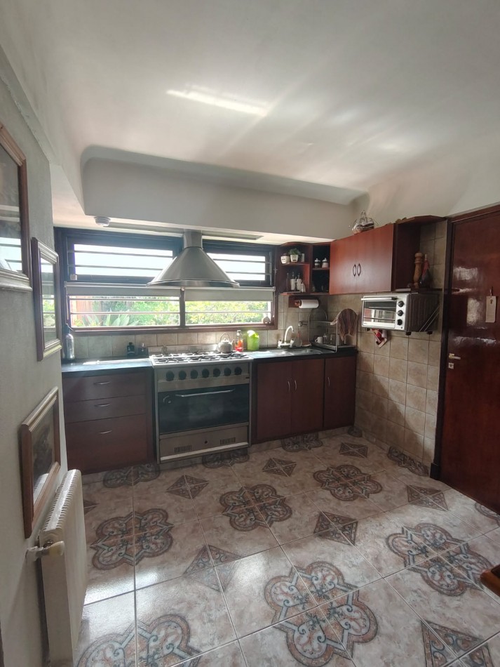 EXCELENTE CHALET 5 AMBIENTES. PARQUE LURO