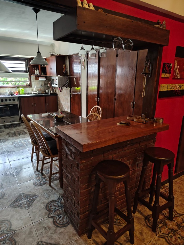 EXCELENTE CHALET 5 AMBIENTES. PARQUE LURO