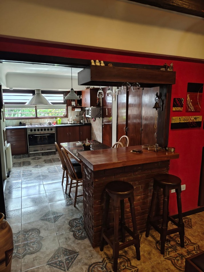 EXCELENTE CHALET 5 AMBIENTES. PARQUE LURO