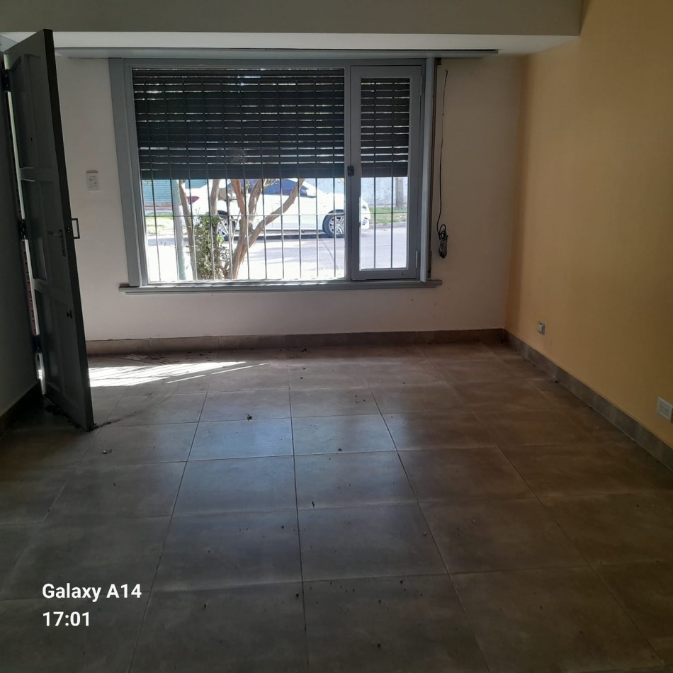 PH DE 3 AMBIENTES EN PLANTA BAJA A LA CALLE