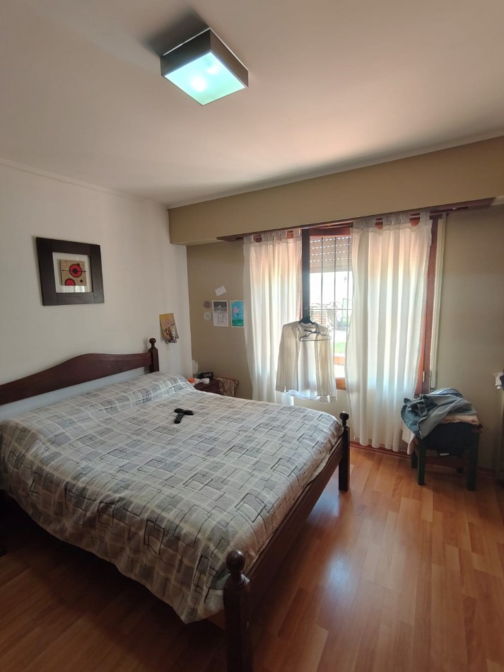 CHALET DE 4 AMBIENTES EN BARRIO VILLA PRIMERA