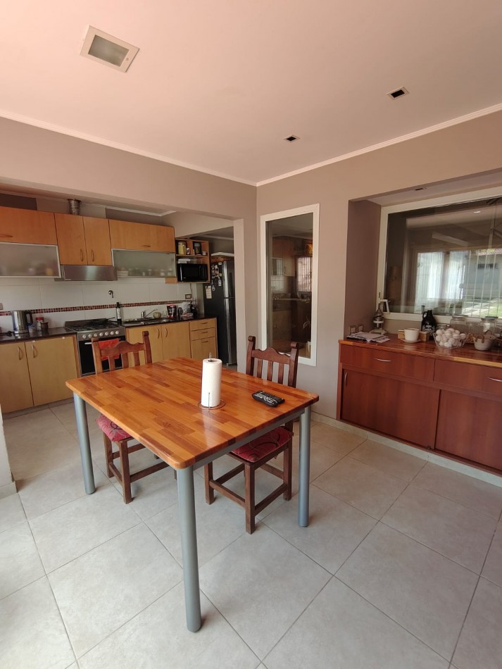 CHALET DE 4 AMBIENTES EN BARRIO VILLA PRIMERA