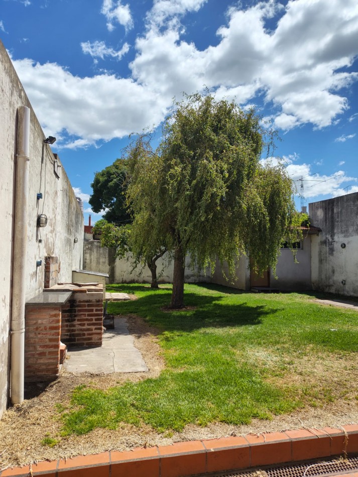 CHALET DE 4 AMBIENTES EN BARRIO VILLA PRIMERA