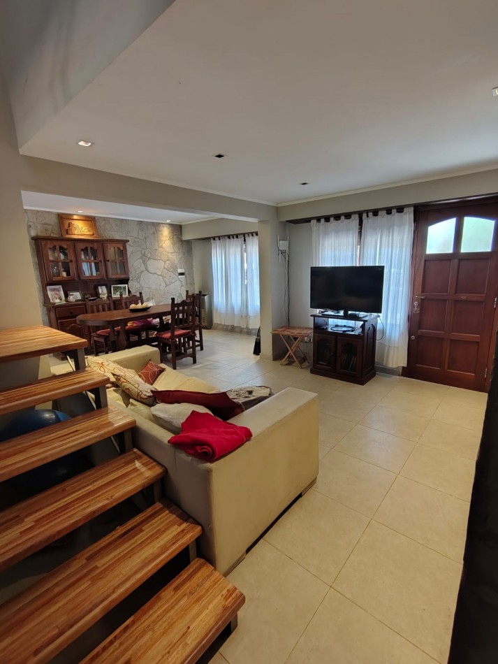 CHALET DE 4 AMBIENTES EN BARRIO VILLA PRIMERA