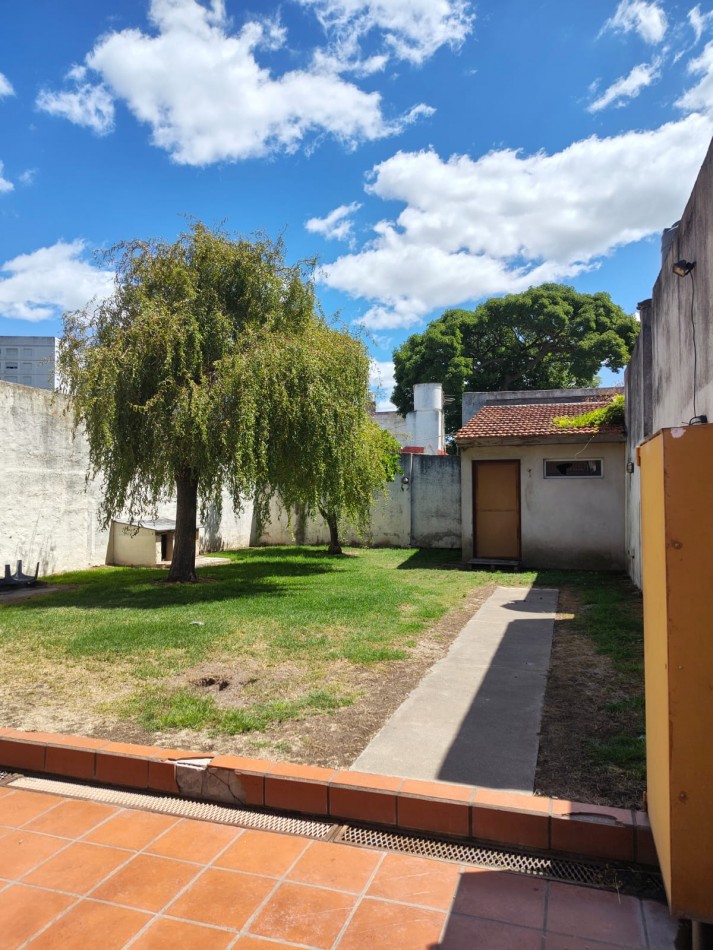 CHALET DE 4 AMBIENTES EN BARRIO VILLA PRIMERA