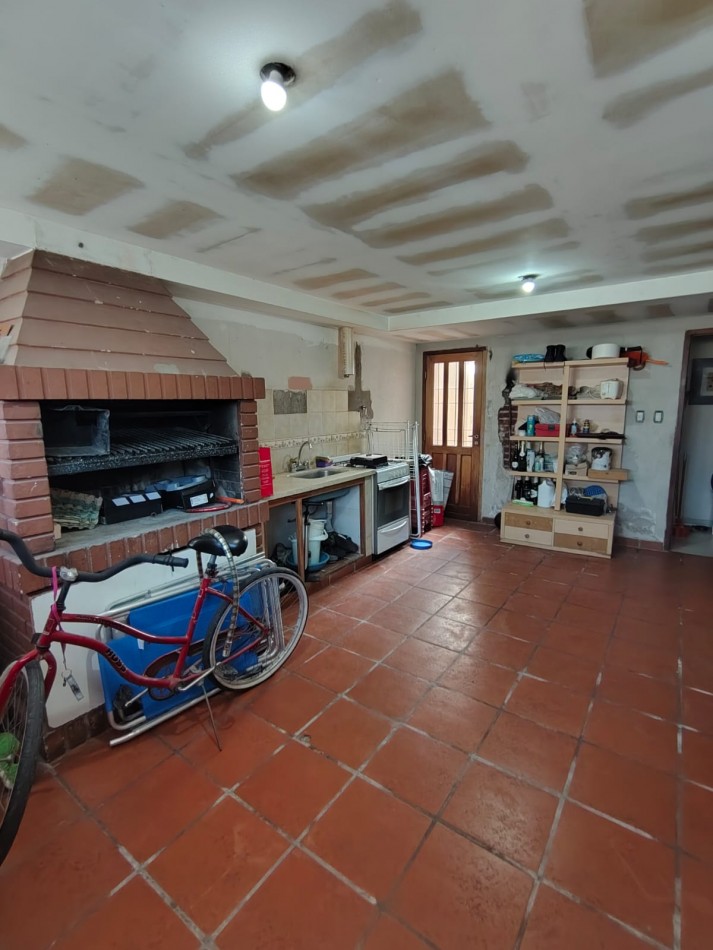 CHALET DE 4 AMBIENTES EN BARRIO VILLA PRIMERA