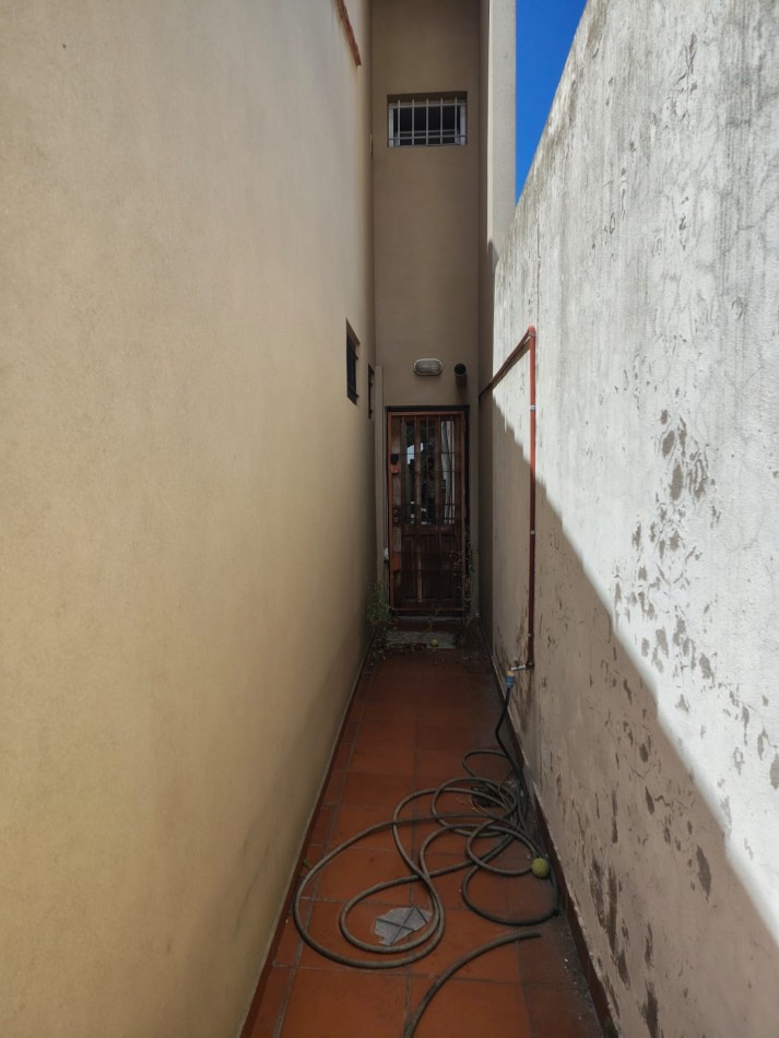 CHALET DE 4 AMBIENTES EN BARRIO VILLA PRIMERA