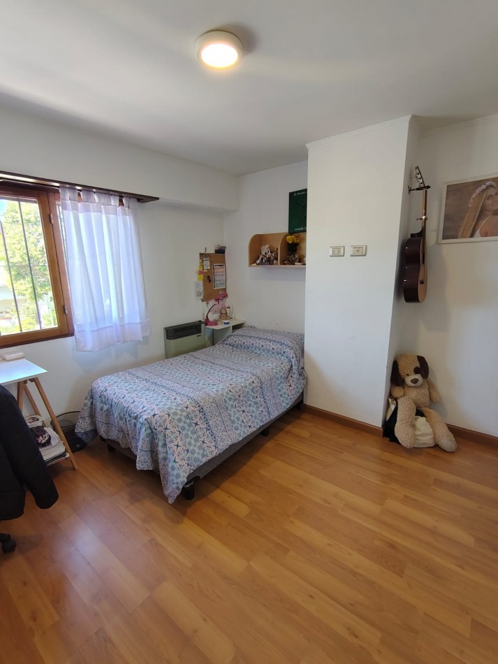 CHALET DE 4 AMBIENTES EN BARRIO VILLA PRIMERA