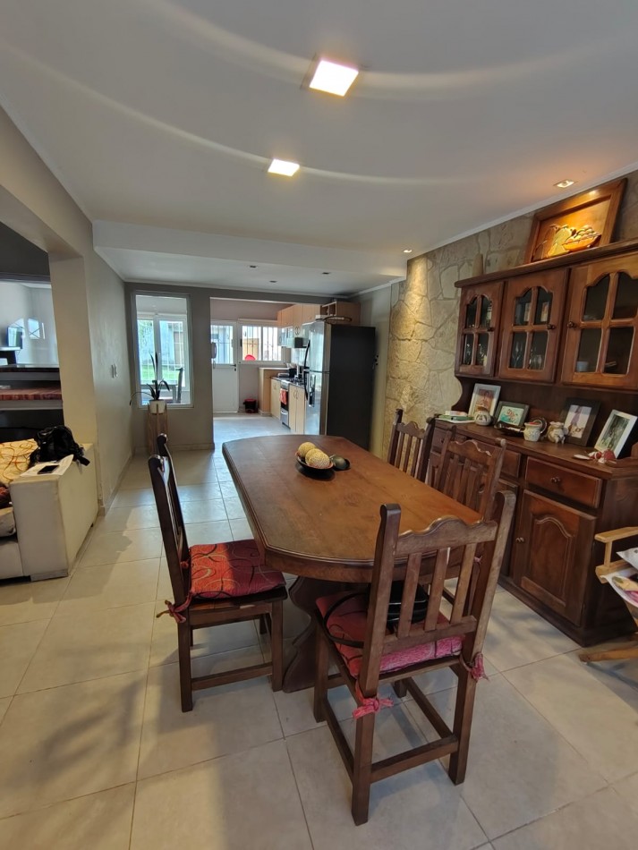 CHALET DE 4 AMBIENTES EN BARRIO VILLA PRIMERA