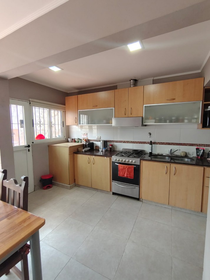 CHALET DE 4 AMBIENTES EN BARRIO VILLA PRIMERA