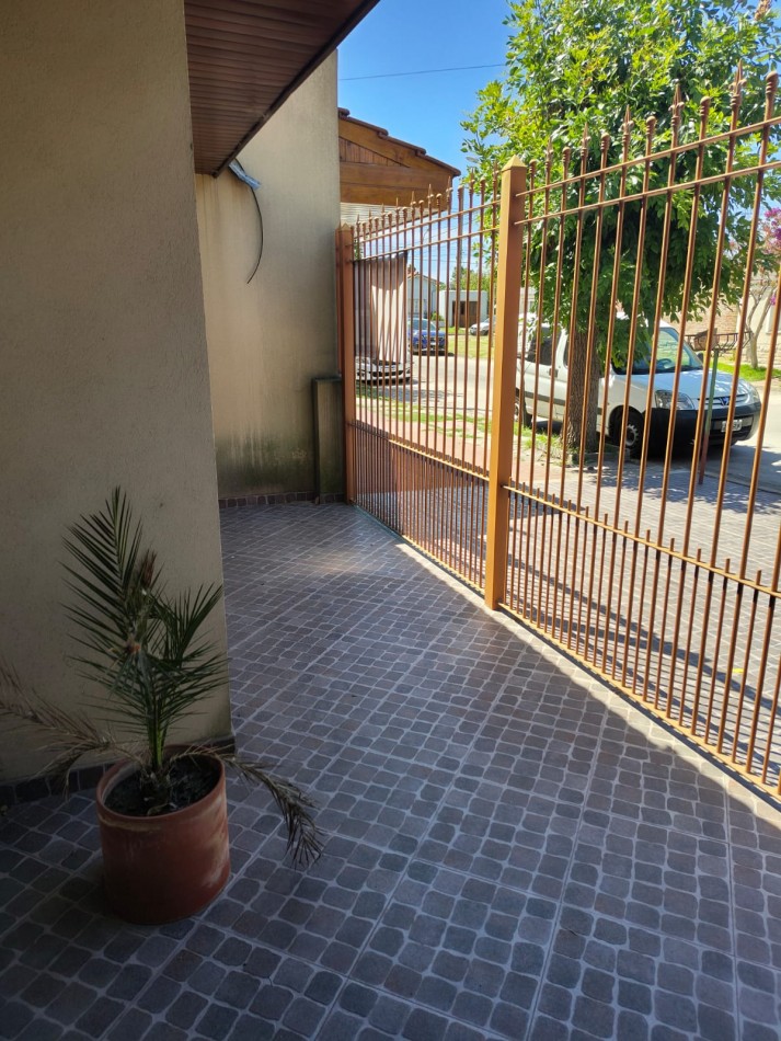 CHALET DE 4 AMBIENTES EN BARRIO VILLA PRIMERA