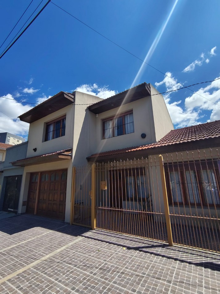 CHALET DE 4 AMBIENTES EN BARRIO VILLA PRIMERA