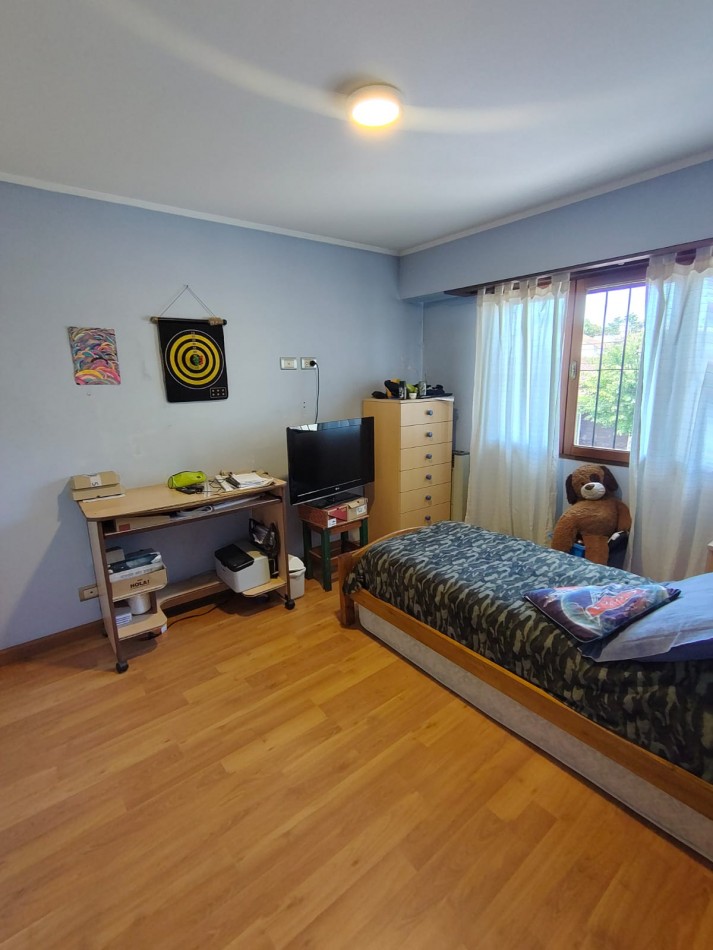 CHALET DE 4 AMBIENTES EN BARRIO VILLA PRIMERA