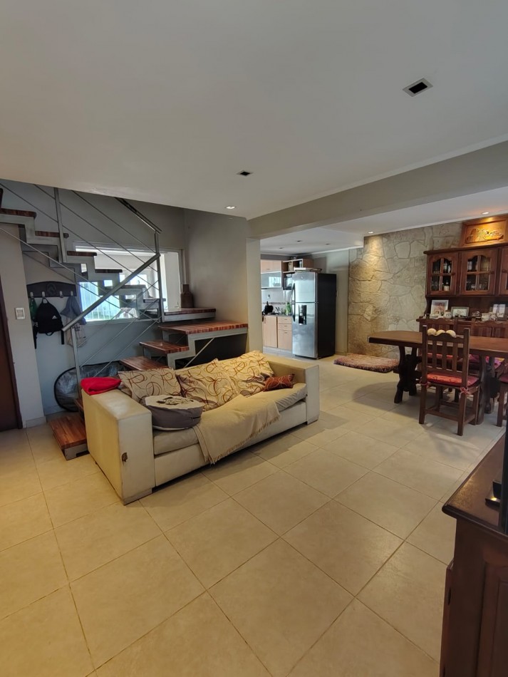 CHALET DE 4 AMBIENTES EN BARRIO VILLA PRIMERA