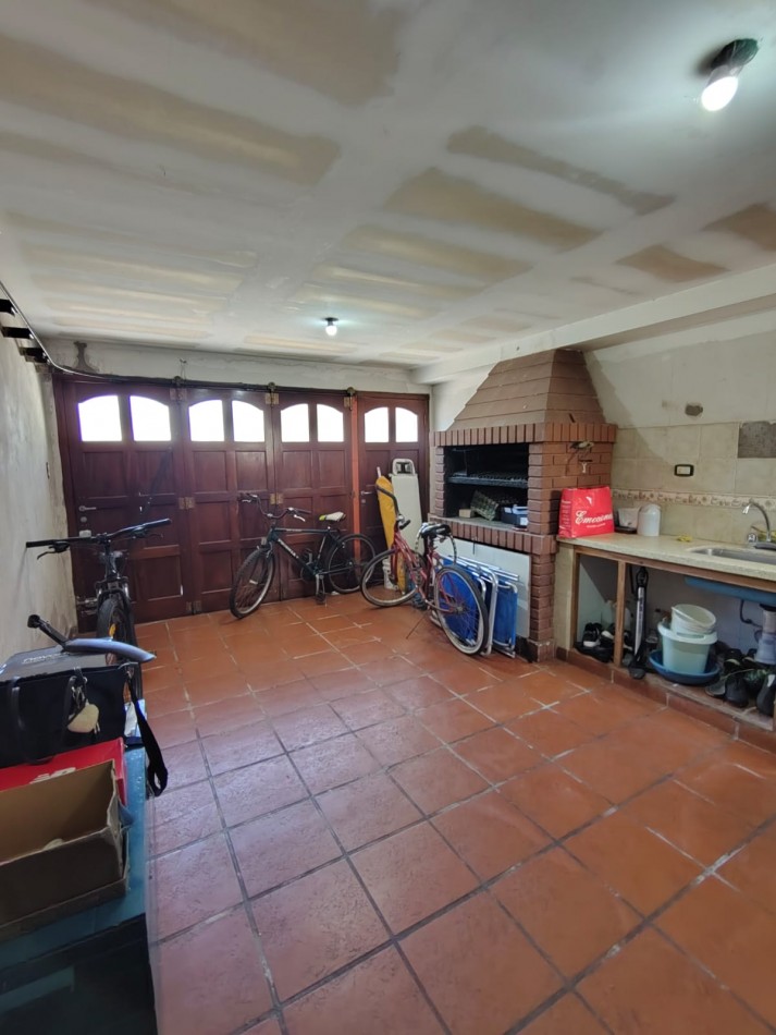 CHALET DE 4 AMBIENTES EN BARRIO VILLA PRIMERA