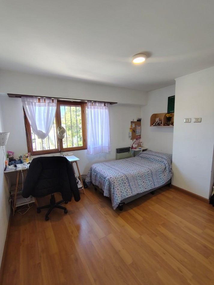 CHALET DE 4 AMBIENTES EN BARRIO VILLA PRIMERA