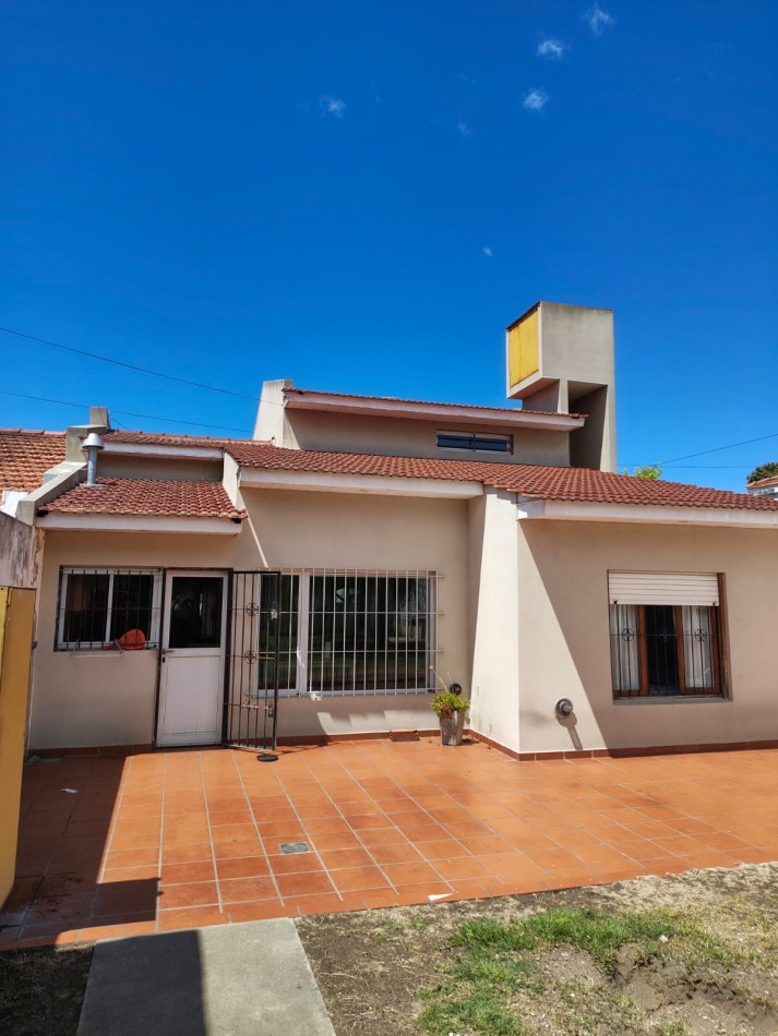 CHALET DE 4 AMBIENTES EN BARRIO VILLA PRIMERA
