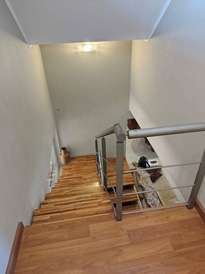 CHALET DE 4 AMBIENTES EN BARRIO VILLA PRIMERA