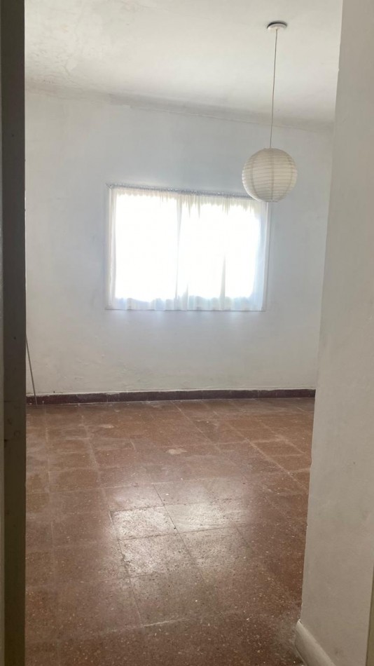 ALQUILER 24 MESES. CASA DE TRES AMBIENTES CON PATIO. NECOCHEA 6100